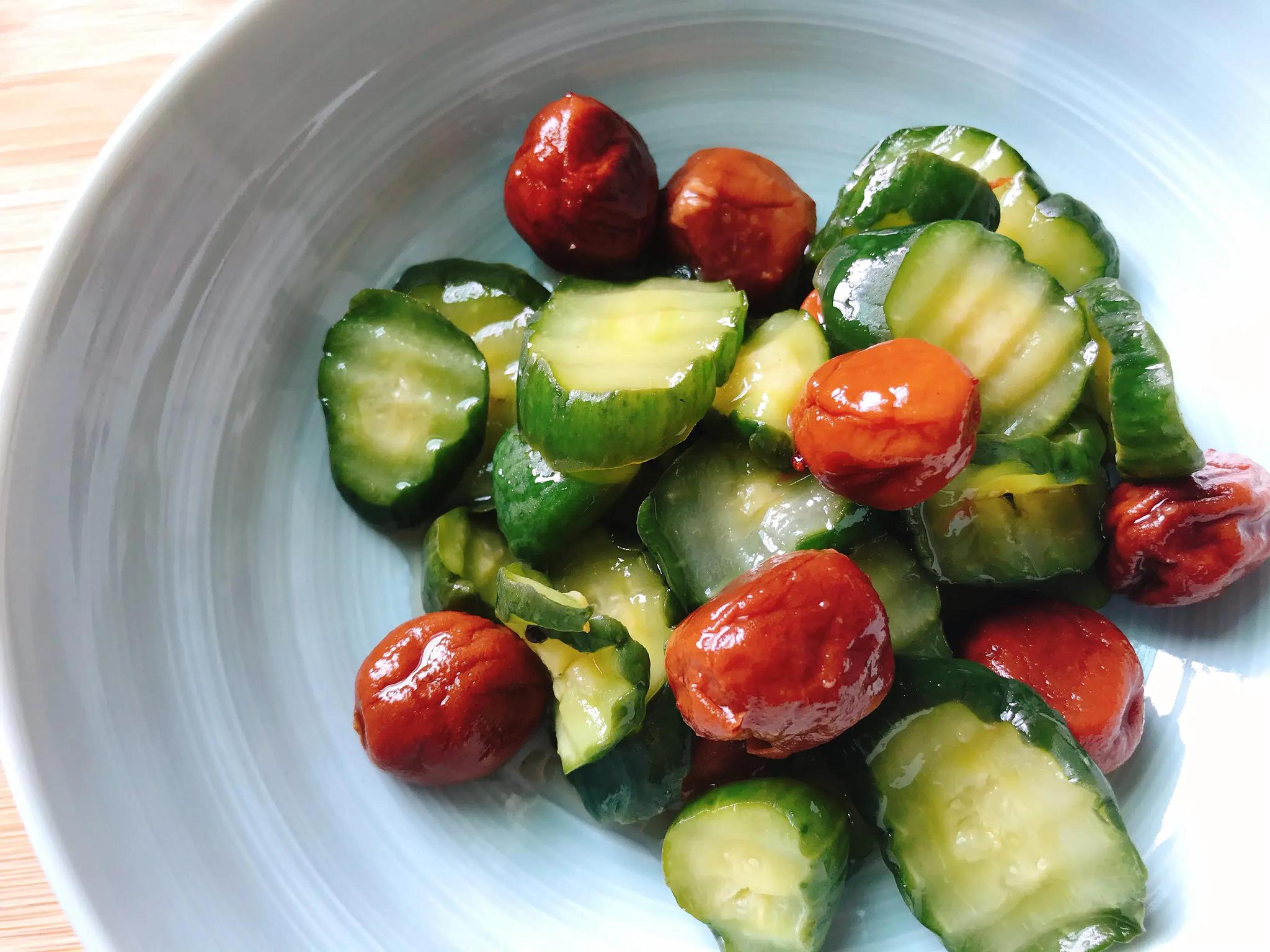 三伏天来道开胃小菜,3根黄瓜10颗紫苏梅,好吃到停不下来|紫苏梅|紫苏|