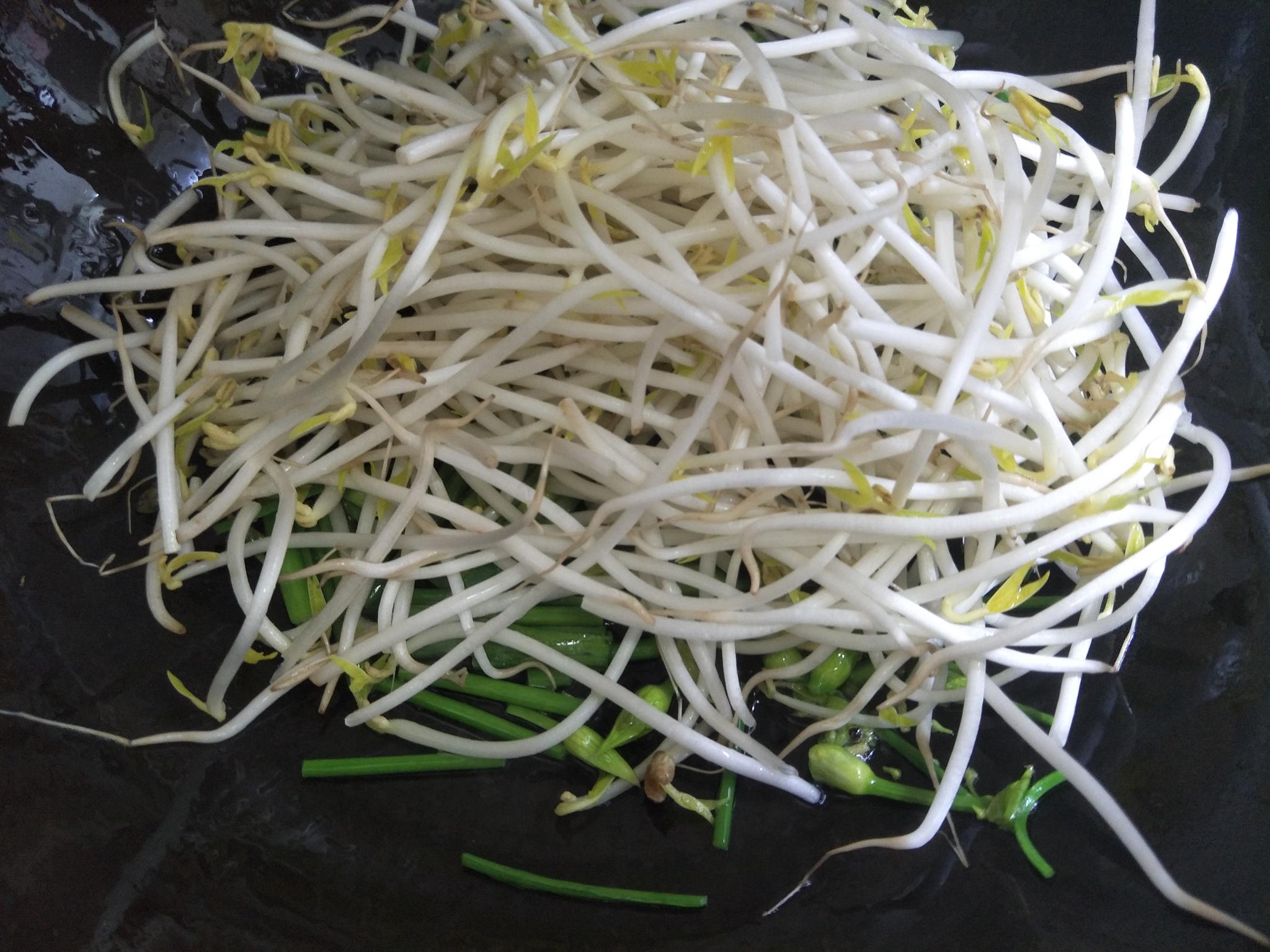 炒绿豆芽时多加1道蔬菜味道好营养佳家人很爱吃