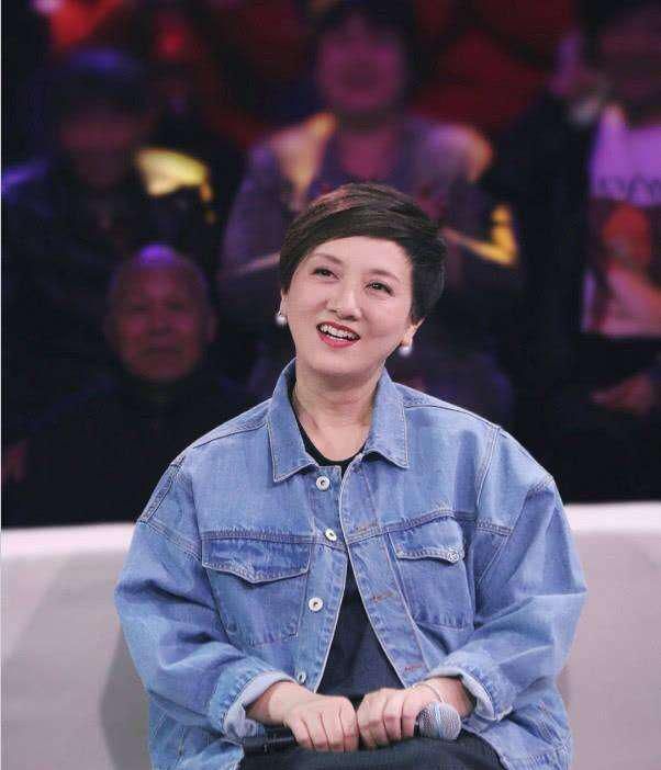 62岁邓婕老得优雅,穿一身黑配丝巾显瘦又洋气,值得妈妈们借鉴