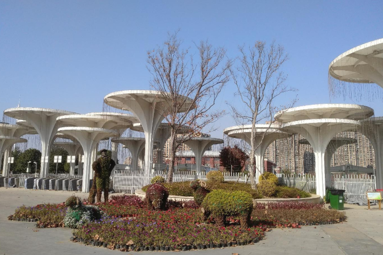 在园博园中可以登山,登上荆山看"高山流水",可以