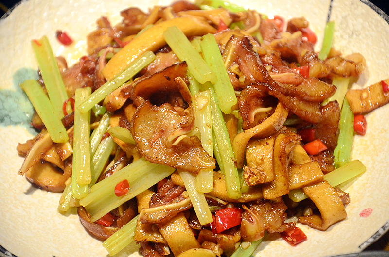 香干炒猪耳,猪肉嫩脆弹牙,香干豆香浓郁,虽然家常,但是很让人赞赏的一