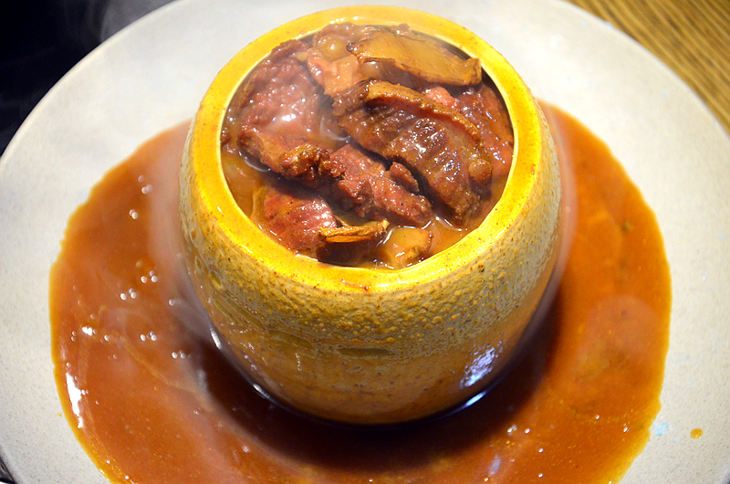 火焰熄灭后,敲开罐罐,原来里面是热腾腾的牛腩,肉质嫩而有嚼劲,汤汁