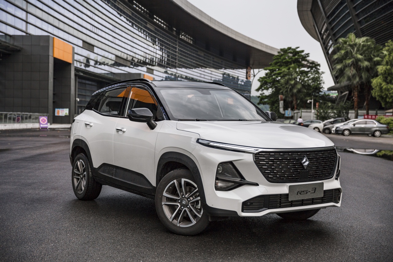 家里条件有限,选10万能落地的车,新宝骏rs-3要比缤越强?