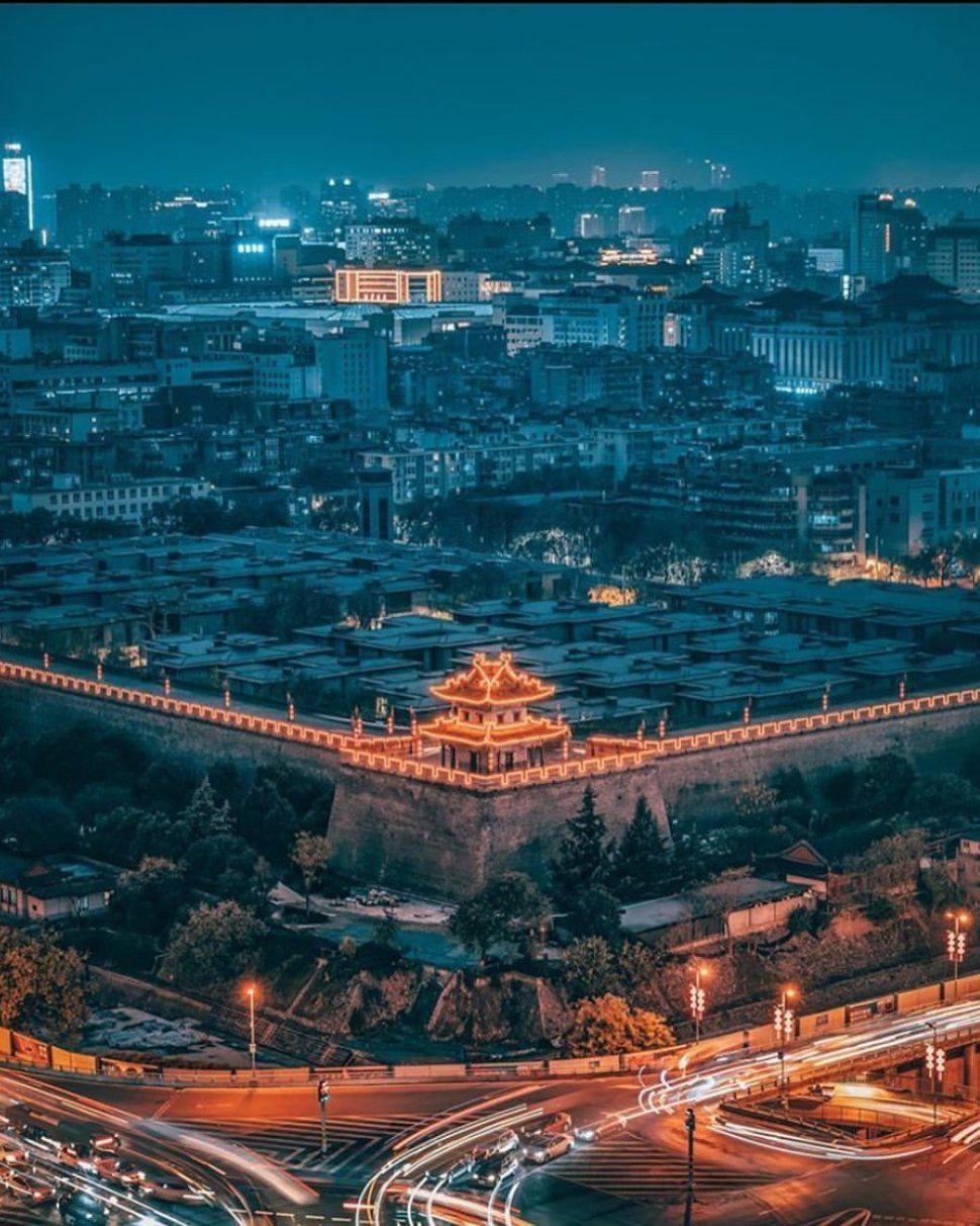 西安钟楼作为很多人西安旅行打卡必去的网红景点之一