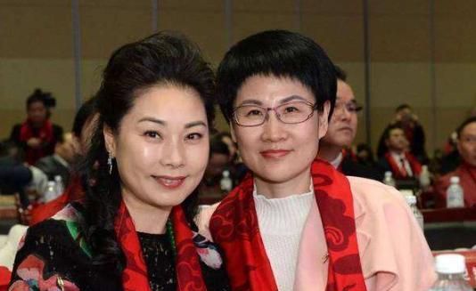 实现华丽转身的夏赛丽,如今依然气质超群,丈夫与她非常恩爱,事业又