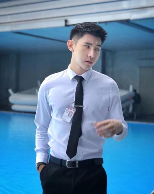 组图:阳光帅气的制服空少,长得帅原来穿正装更显身材,更显酷!