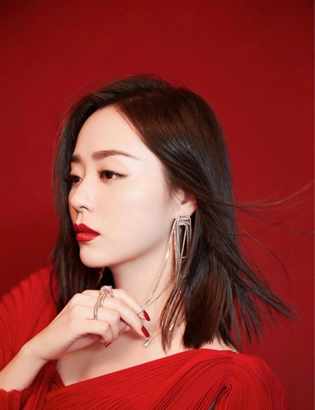 张靓颖高贵首饰精美亮相,金属耳环摩登气息十足,这几年变化很大|首饰