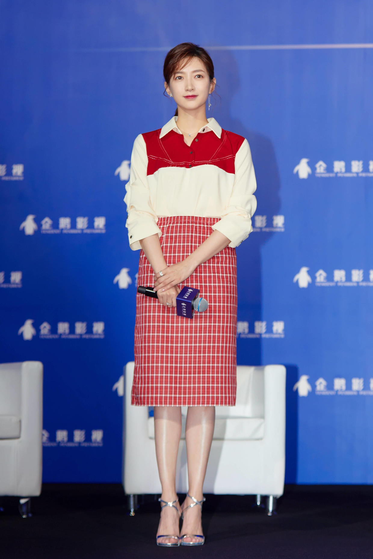 主持人李思思气质也太好了穿浅蓝色衬衫配黄裙子看着真高级