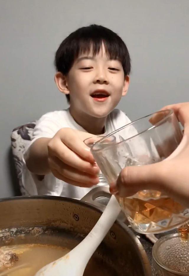 熊孩子模仿爸爸喝高度白酒表情动作恰到好处妈妈我都当真了