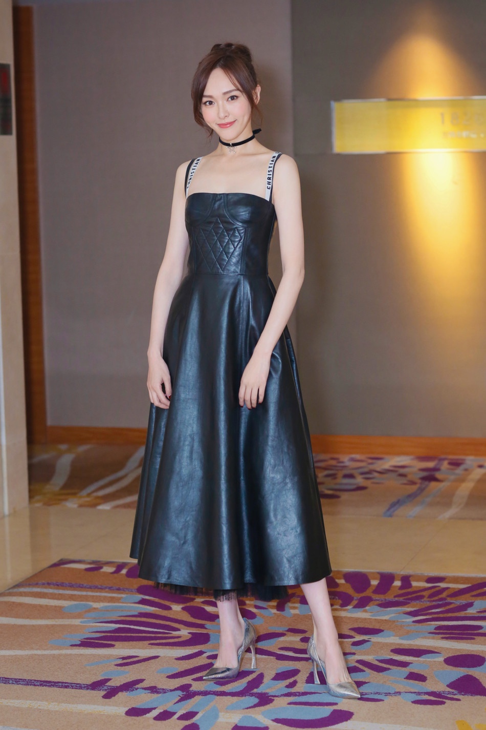 唐嫣简直太美了,穿黑色皮裙拍时尚大片,气质高贵冷艳,a到爆