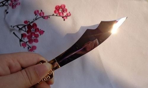 古龙武侠中,李寻欢的小李飞刀,到底是兵刃,还是暗器呢?