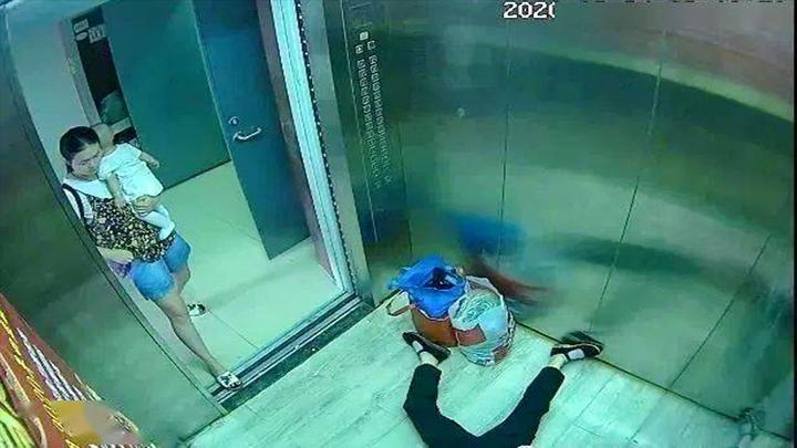 网友怒赞 老人电梯内突发心梗 陕西年轻妈妈把婴儿放地上急救 网友怒赞 老人电梯内突发心梗 陕西年轻妈妈把婴儿放地上急救