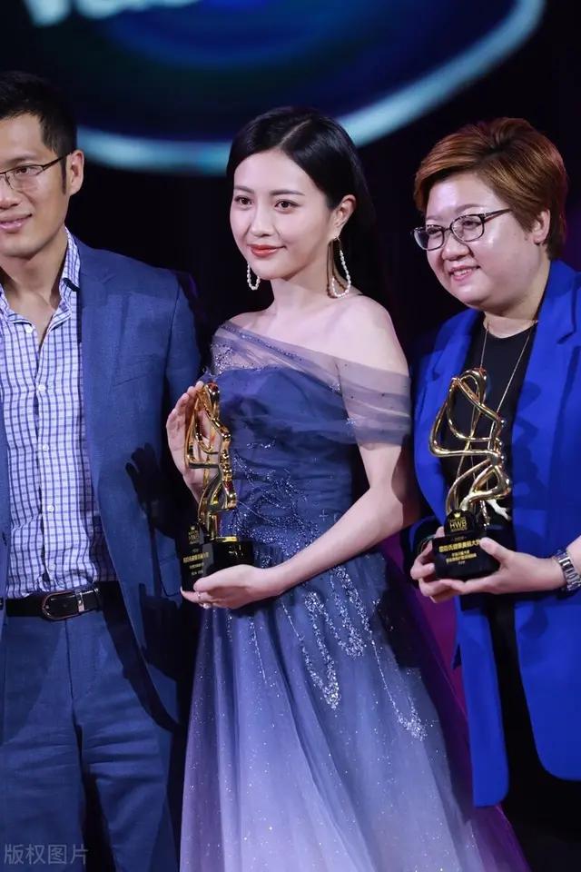 包贝尔老婆包文婧现身活动,渐变色连衣裙如同银河穿在身上一样