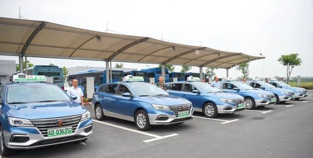 据了解,此次上路运营的11辆纯电动巡游出租车是上汽荣威ei5(配置|询价