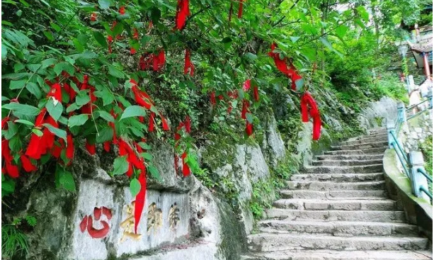 2020想去中国贵阳旅游景点黔灵山弘福寺九曲径麒麟洞