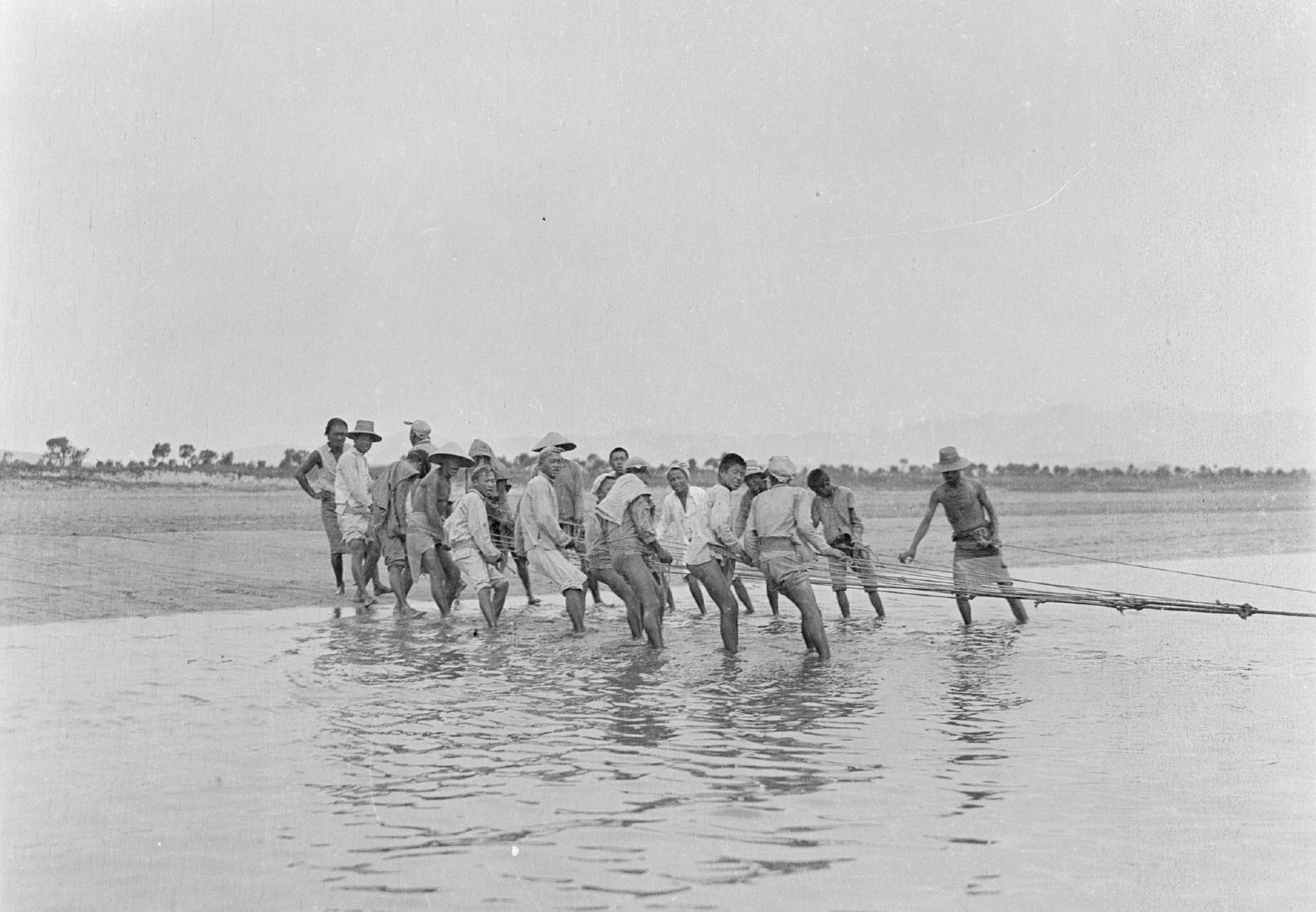 1917年的北戴河老照片,渔民赤身打鱼,难怪女子不能参加|北戴河|渔民