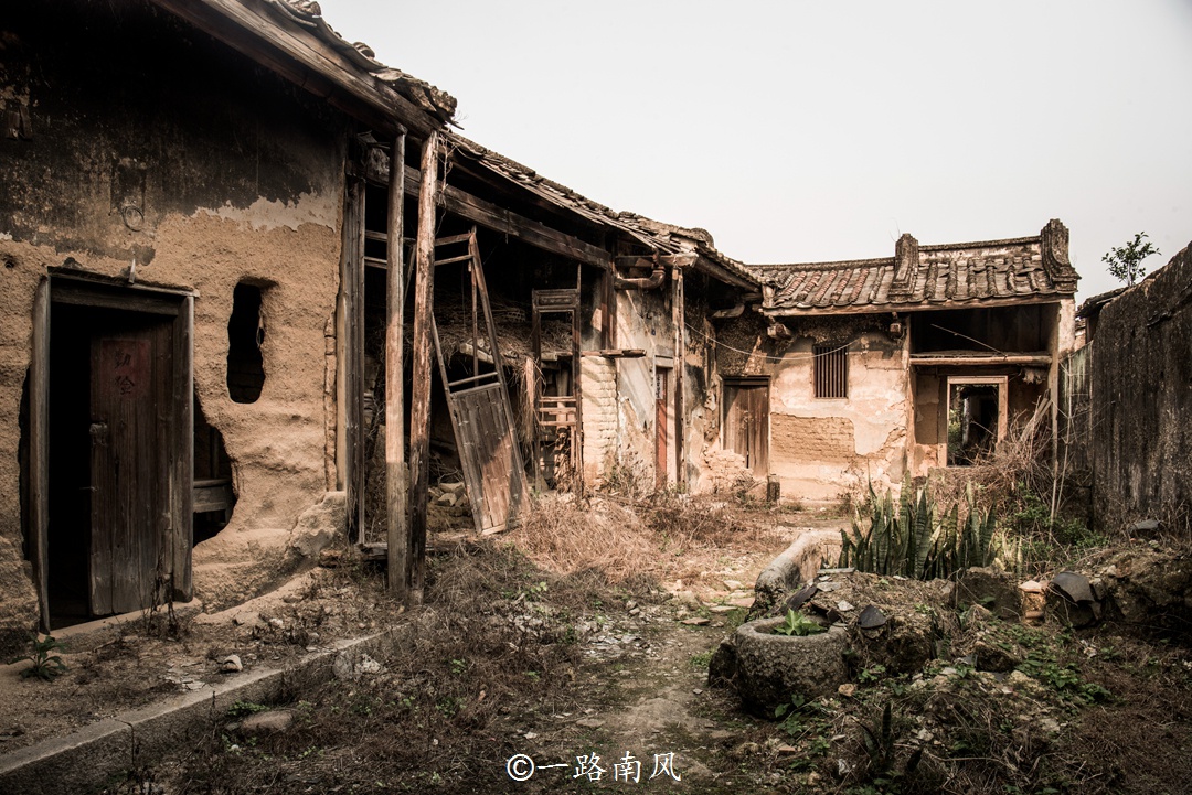 月湄古村是潮汕村落中最复杂的"百鸟朝凰"格局,中间是地位最崇高的