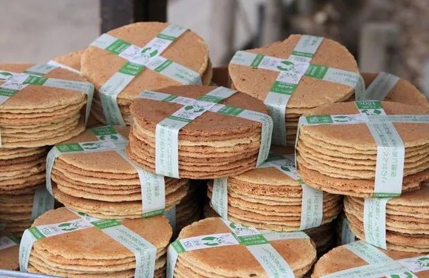 疫情期间,吃不到鹿饼的奈良鹿终于开始吃草,奈良街道上的鹿多了,而且