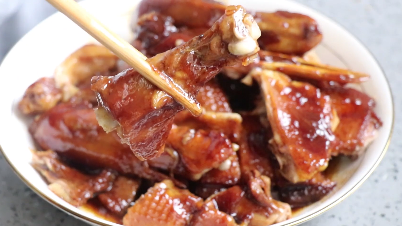 酸梅鸭的做法,鸭肉香嫩爽滑,老广们就好这一口,比烤鸭还要好吃|酸梅|