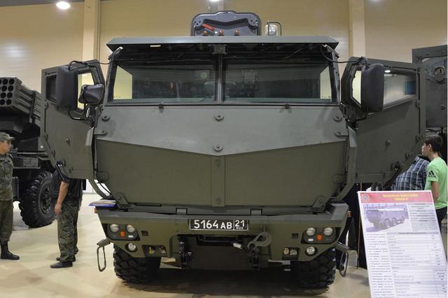 俄军装甲车撞击美军防雷车,使美军7人负伤