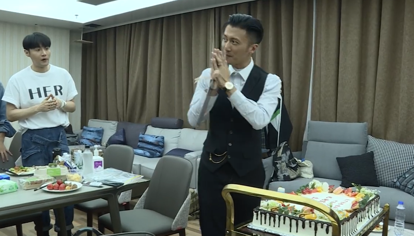 谢霆锋庆生派对气派,三位导师送祝福,李荣浩表白"我爱你"