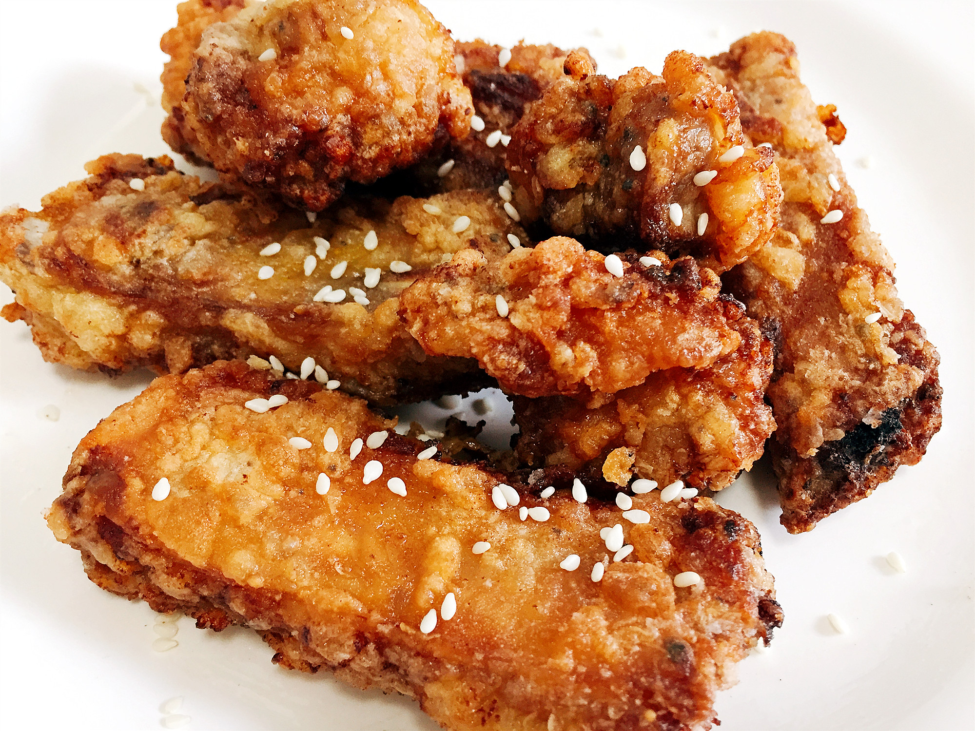 炸得滋滋响的排骨,外酥里嫩,吃一口嘎嘣脆,香到骨头里