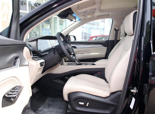 新宝骏rs-7内饰风格非常温馨,很有家居氛围.