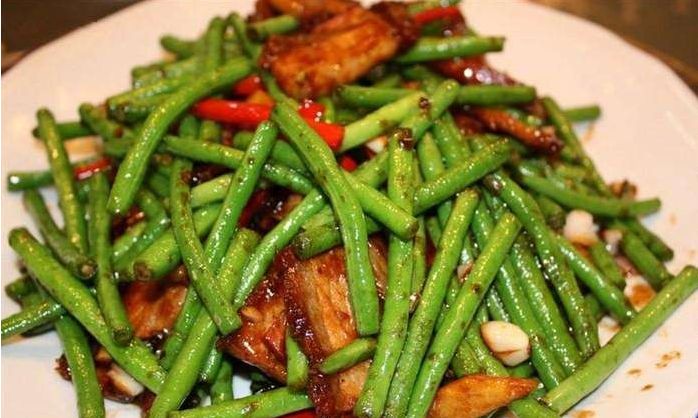 正文       材料:五花肉,豆角,葱,姜,蒜,生抽,冰糖,八角,花椒,桂皮