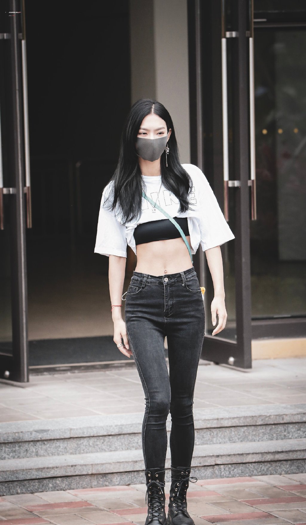 曾可妮的大长腿是太逆天了,腿型也好,笔直修长,小腿肚上没有多余的