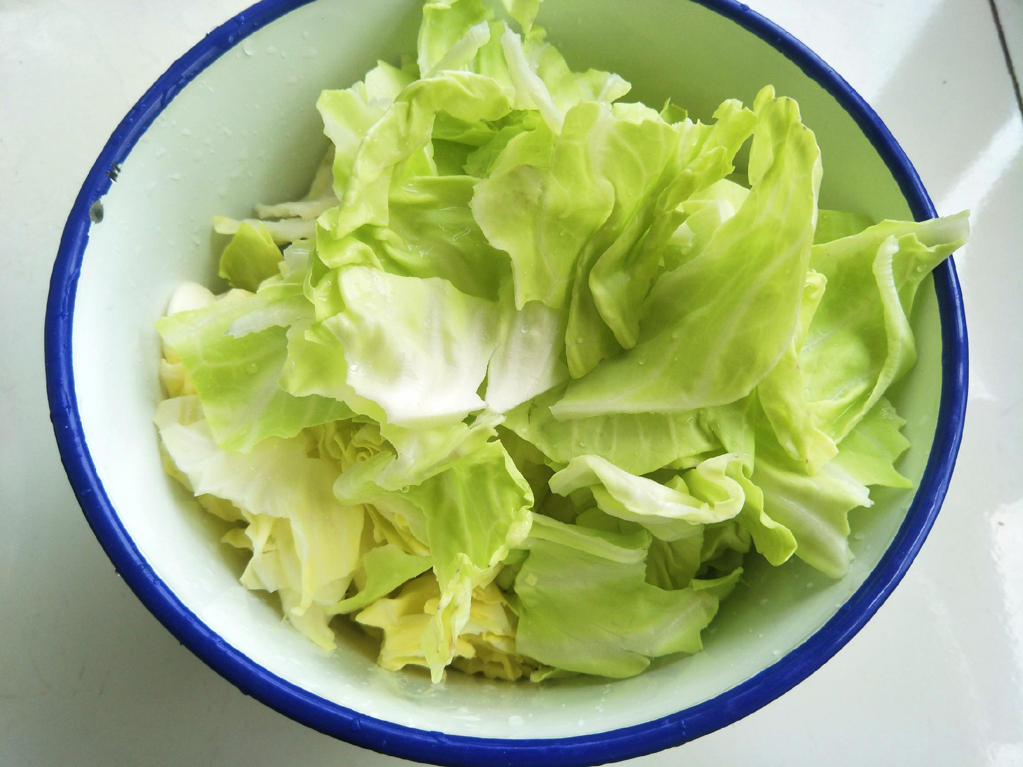 包菜的懒人做法,不用刀切,简单一炒就出锅,香脆又好吃|包菜|卷心菜