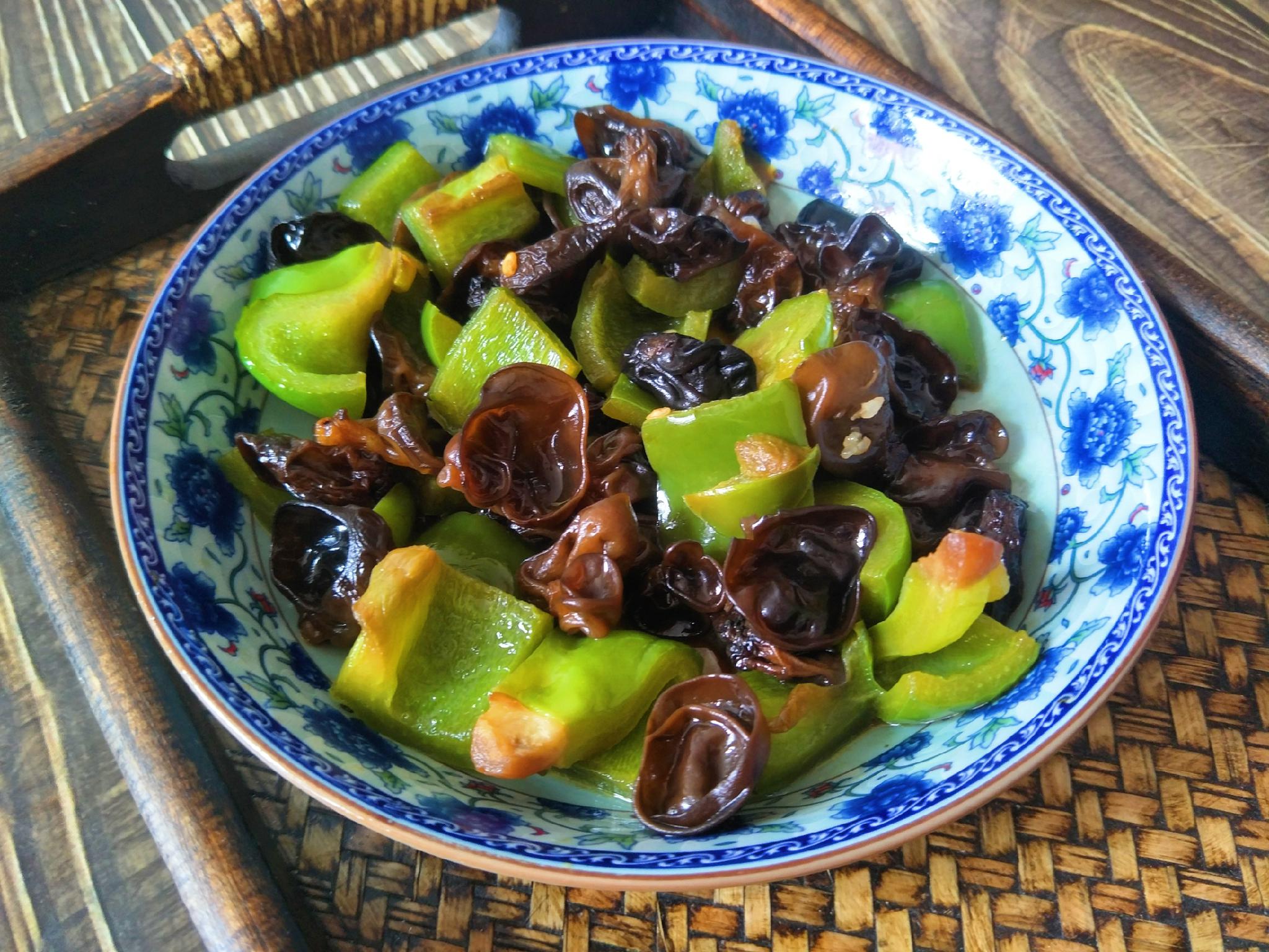 青椒炒木耳的好吃做法,青椒翠绿不变黑,家人超爱吃