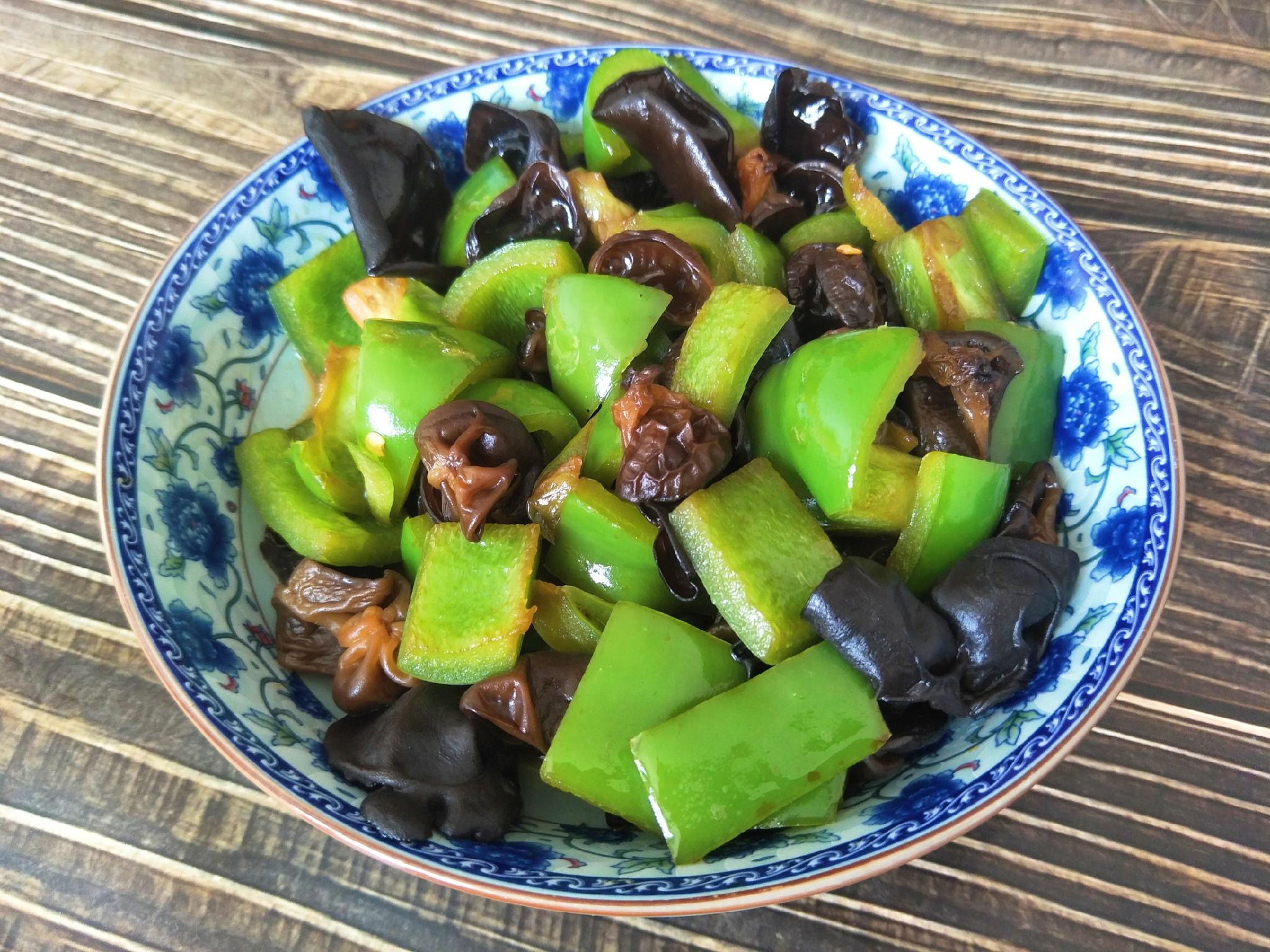 青椒炒木耳的好吃做法,青椒翠绿不变黑,家人超爱吃