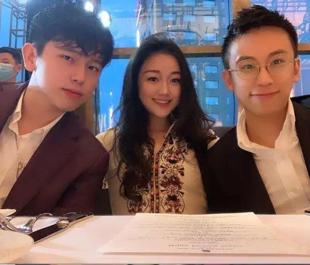 低调的名媛袁九儿,不与何超欣姚安娜争艳|铁三角|何