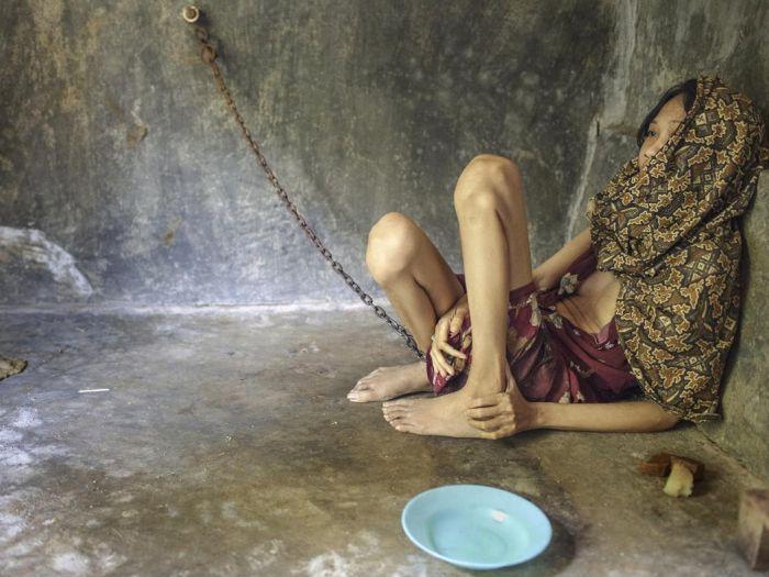 菲律宾一女子被关在笼子里长达25年,邻居称为了保护其安全