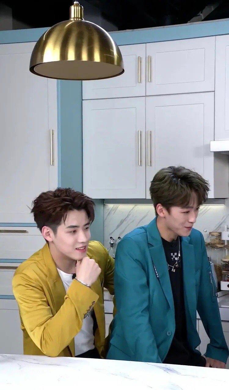 何洛洛坐任豪腿上两个帅哥关系太好了吧