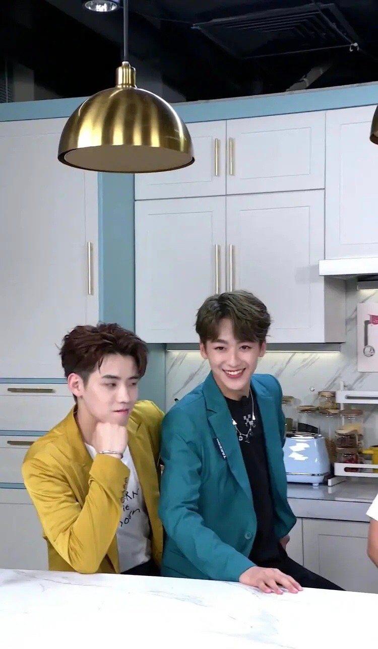 何洛洛坐任豪腿上?两个帅哥关系太好了吧