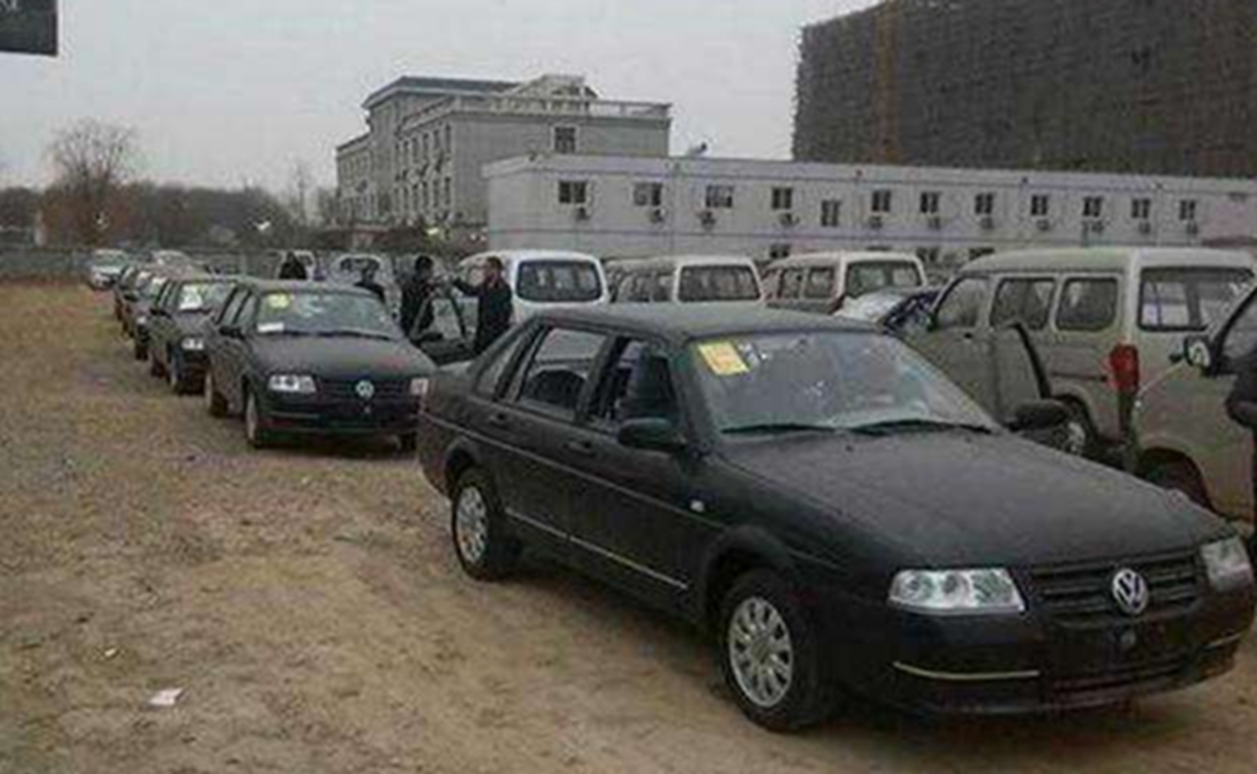 桑塔纳库存车如山堆积销售7年时间了14万开回家