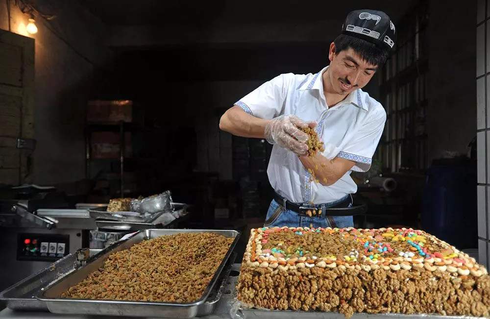 切糕都明码标价出售,5元一两却还没人敢买|新疆|切糕|明码标价_新浪