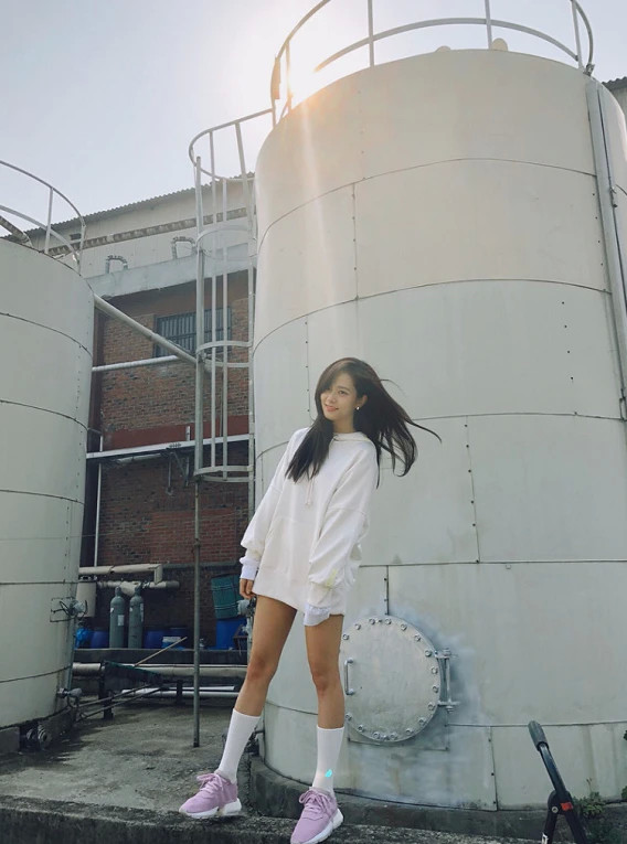 求jisoo别穿jk短裙了当她搭配墨汁袜后腿细得就像p过一样