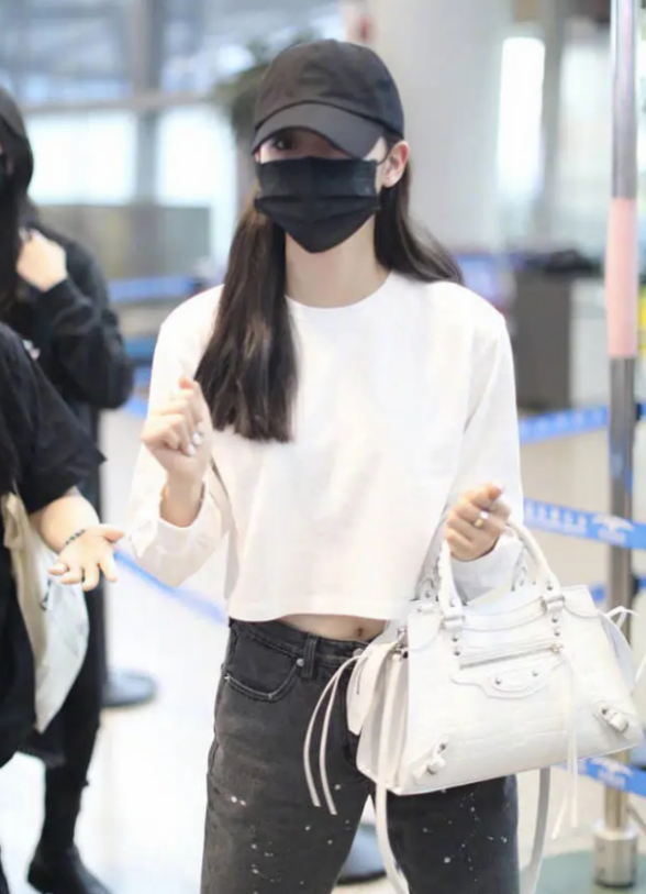 欧阳娜娜为证自己有"漫画腰",穿5厘米露脐装出镜,男生眼花了