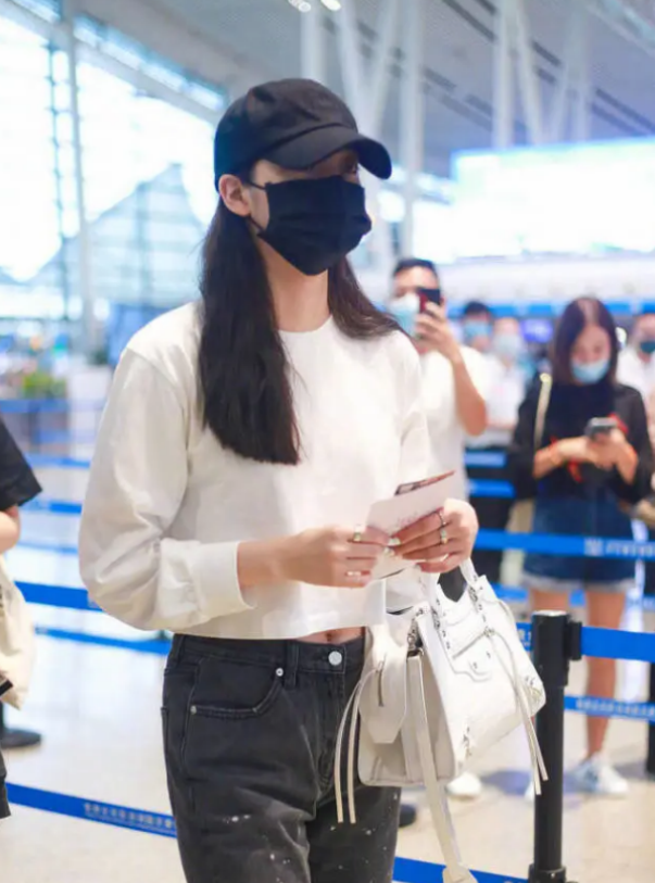 欧阳娜娜为证自己有"漫画腰",穿5厘米露脐装出镜,男生眼花了