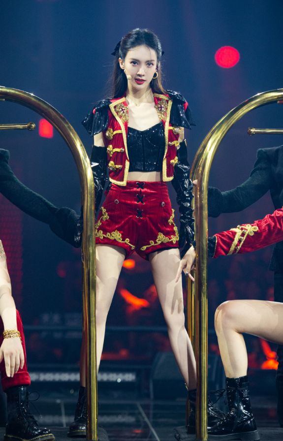 离开精修待遇,生图下的腿型很真实|乘风破浪的姐姐|金晨|腿型_新浪