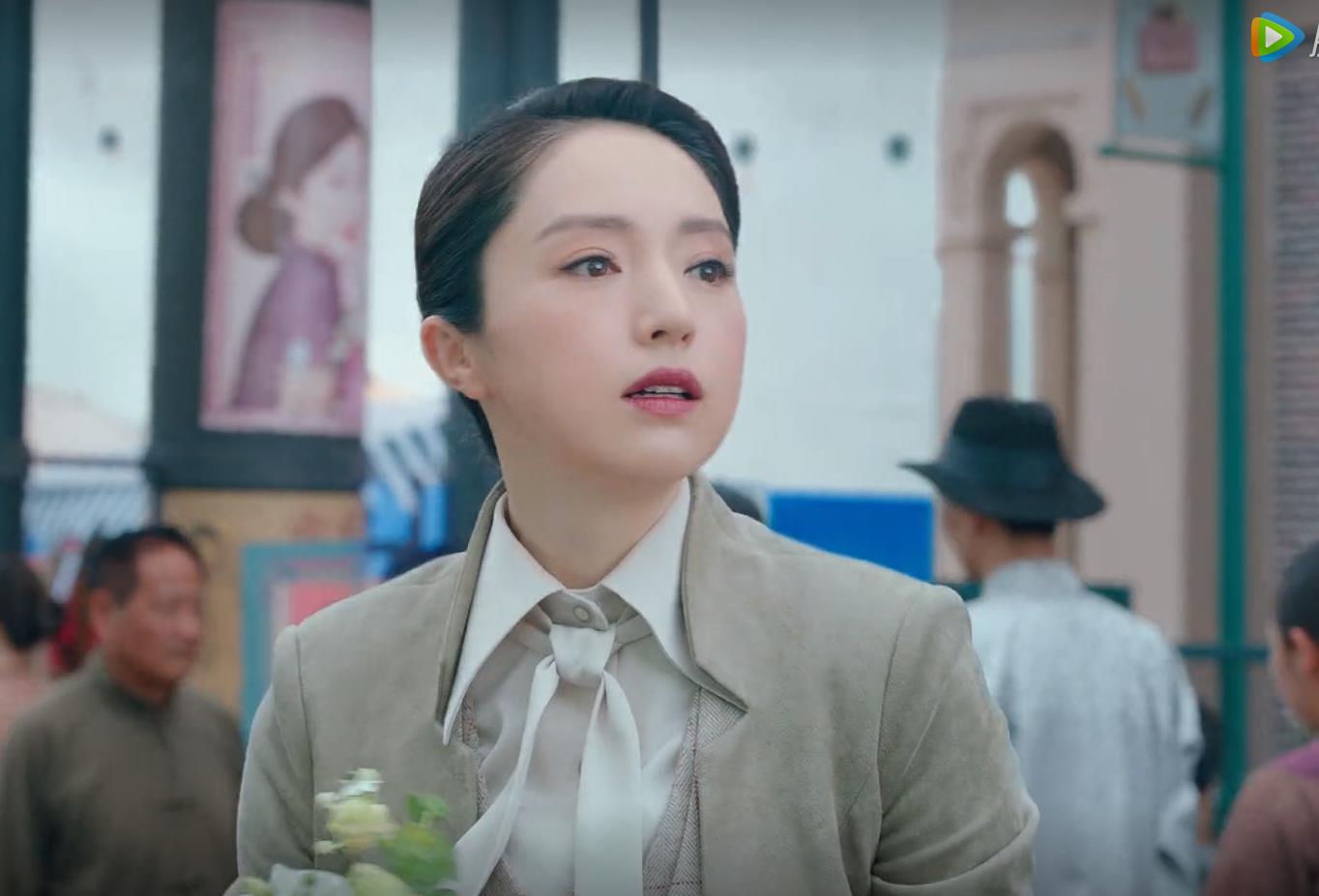 《旗袍美探》里董璇选择了更符合职业设定的发型,头发盘了起来,穿上