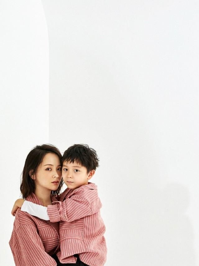 邓莎与儿子拍亲子装,大麟子小小年纪动作娴熟到位,越长越像妈妈