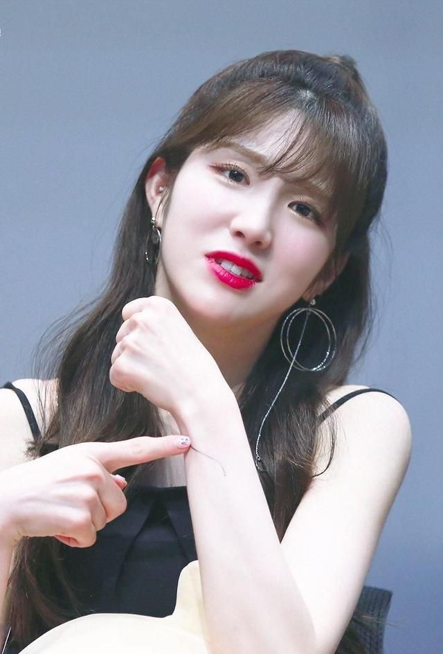 韩国女歌手裴津锐长相甜美可爱,尽显青春魅力