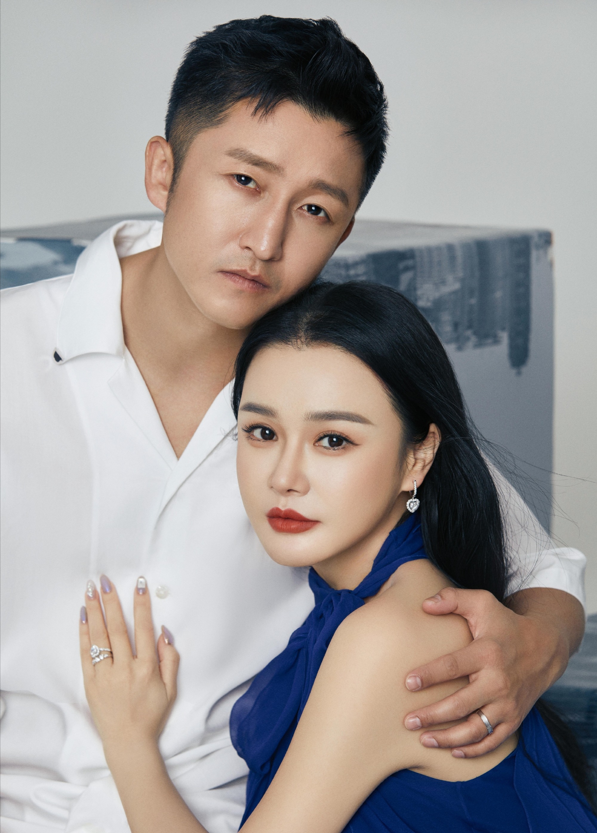 冉莹颖罕见曝光与邹市明海滩合体照,迷人身材致邹市明体能下滑