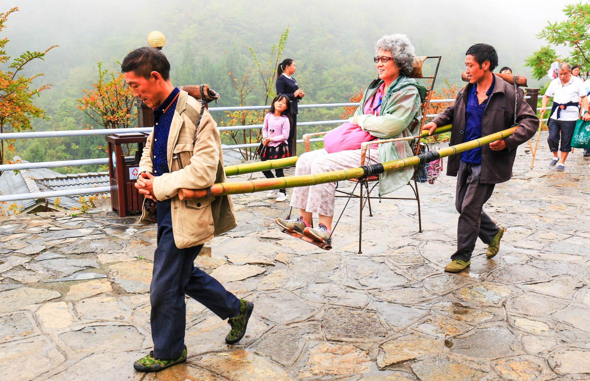 景区最辛苦的职业,游客还不敢支持他们的工作|景区|轿夫|游客_新浪