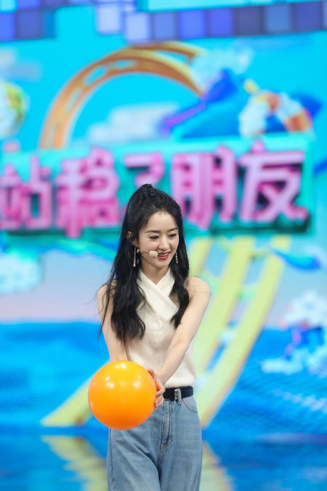 赵丽颖录制《快乐大本营》,穿白色上衣牛仔裤,少女感溢出屏幕了