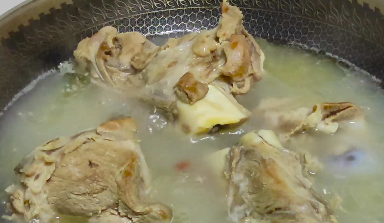 炖大骨头汤10人8错,教你饭店不外传的秘诀,汤汁浓白好喝补钙