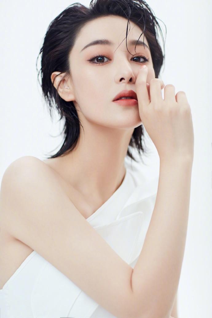 张馨予频营业,再晒干练自拍,明眸短发配烈焰红唇太撩人